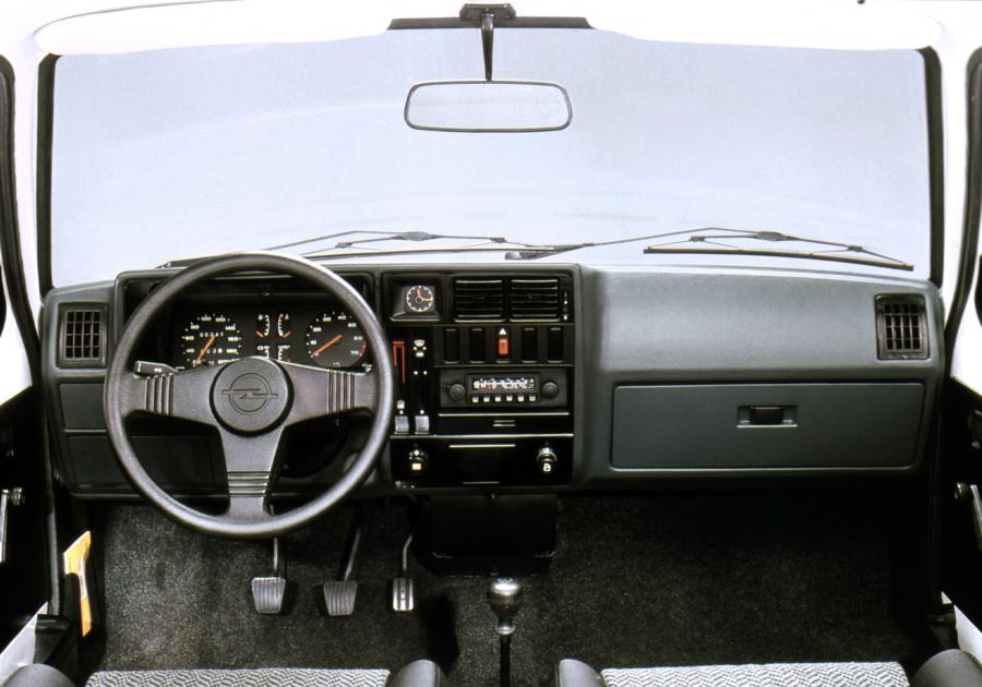Торпедо Opel Kadett SR 3-Door 1979 года  (фото 9 из 14)